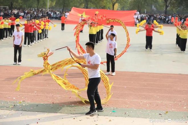 Bsport体育600余人显身手！山东服装职业学院举行2023年田径运动会(图2)