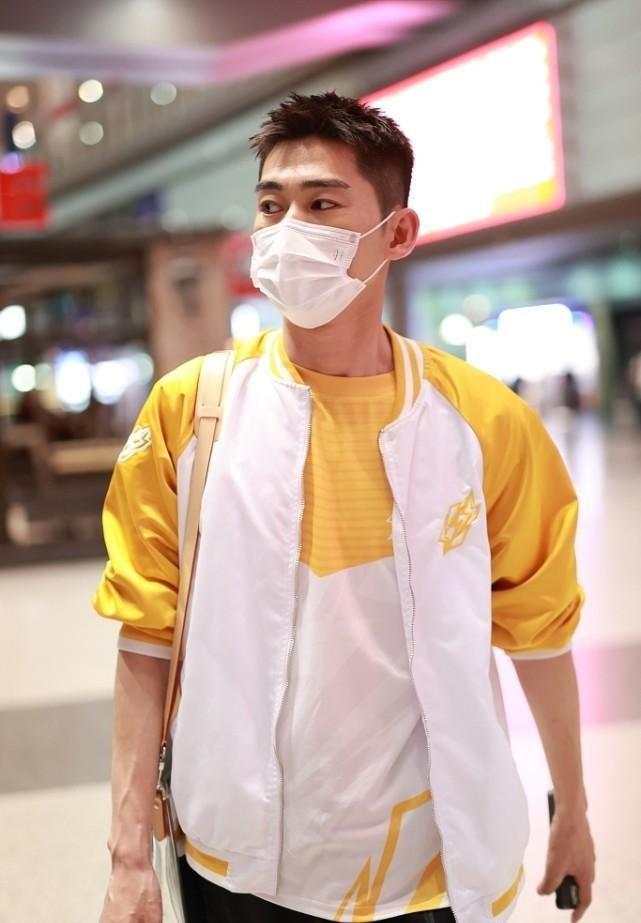 Bsport体育张翰私下里好青春啊穿着黄白运动服看着真年轻哪像奔四的人(图2)