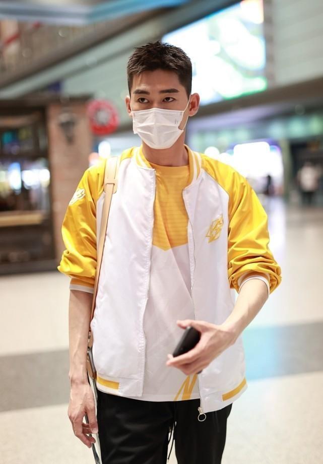 Bsport体育张翰私下里好青春啊穿着黄白运动服看着真年轻哪像奔四的人(图4)