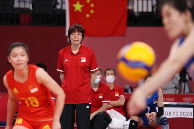 Bsport体育：郎平身穿中国红运动装展现中国魅力自信从容看气质就不一般(图3)